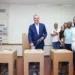 El presidente dominicano Luis Abinader al votar el domingo por la mañana.