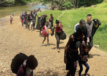 Migrantes caminan por la Selva del Darién, en Panamá./Foto Migración de Panamá.
