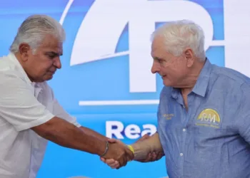 Raúl Mulino, presidente electo de Panamá, y Ricardo Martinelli, expresidente condenado por corrupción.