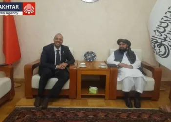 El embajador de la dictadura nicaragüense en China, Michael Campbell, junto a Mawlavi Bilal Karimi, el embajador de los talibanes en China, en mayo pasado.