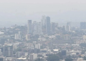 Una vista de la densa capa de humo que cubre la capital hondureña.