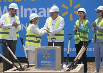 El presidente Bernardo Arévalo participó en el acto de colocación de la primera piedra de una nueva tienda de la cadena Walmart.