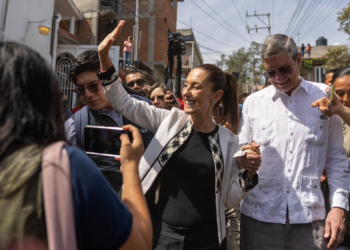 Claudia Sheinbaum saluda a sus simpatizantes en la ciudad de México.
