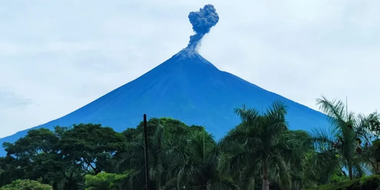 Volcán de Fuego en Guatemala lanza gas y ceniza