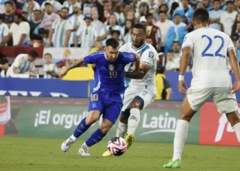 Guatemala pierde por goleada ante Argentina y El Salvador por la mínima con Perú