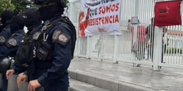 Policía hondureña advierte con desalojar “a la fuerza” a ocupantes de oficinas estatales
