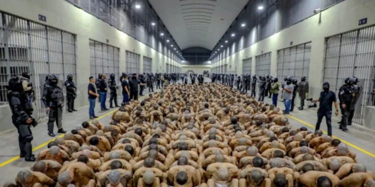 Trasladan a 2,000 pandilleros más a la megacárcel salvadoreña