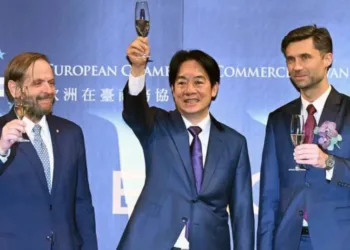 El presidente Lai Ching-te (centro), junto al jefe de la Oficina Económica y Comercial Europea, Filip Grzegorzewski (derecha), y el presidente de la Cámara de Comercio Europea de Taiwán, Giuseppe Izzo.