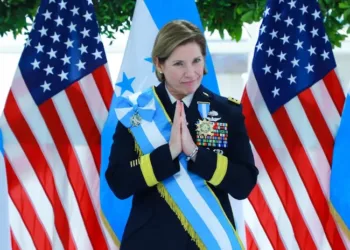 La general Laura Richardson tras recibir una condecoración en Honduras.