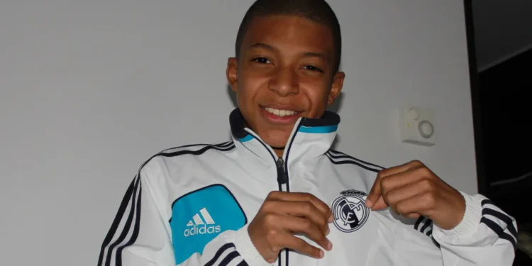 Mbappé se viste de blanco y ficha con el Madrid