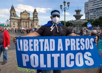 Un manifestante nicaragüense demanda la liberación de presos políticos de la dictadura nicargüense en un mitin en la ciudad de Guatemala.