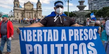 Un manifestante nicaragüense demanda la liberación de presos políticos de la dictadura nicargüense en un mitin en la ciudad de Guatemala.