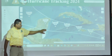 Autoridades beliceñas explican este martes cómo el huracán Beryl podría impactar su país.