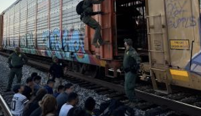 Los migrantes habían quedado encerrados, bajo llave, en un vagón de ferrocarril en Cotulla, Texas.