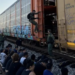 Los migrantes habían quedado encerrados, bajo llave, en un vagón de ferrocarril en Cotulla, Texas.