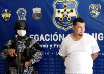 Gerardo Josué García (de blanco), pandillero de la Mara Salvatrucha, condenado a 1,071 años de cárcel en El Salvador.