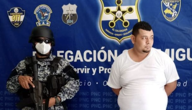 Gerardo Josué García (de blanco), pandillero de la Mara Salvatrucha, condenado a 1,071 años de cárcel en El Salvador.