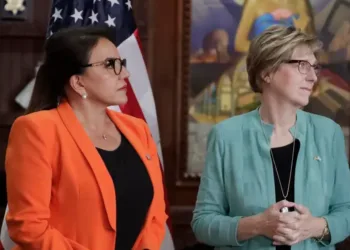 Xiomara Castro, presidenta de Honduras, y Laura Dogu, embajadora de Estados Unidos.