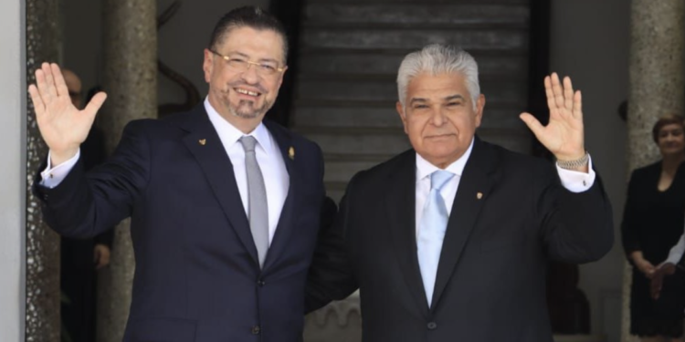 Los presidentes de Costa Rica y Panamá, Rodrigo Chaves y José Raúl Mulino, durante su encuentro en la capital panameña.