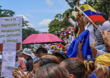 Manifestantes opositores venezolanos reclaman por el fraude electoral del 28 de julio.