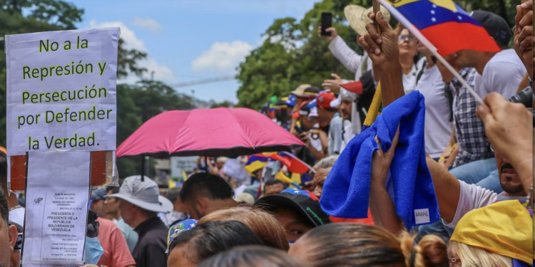 Manifestantes opositores venezolanos reclaman por el fraude electoral del 28 de julio.