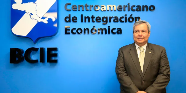 El hondureño Dante Mossi, quien estuvo al frente del BCIE de 2018 a 2023, fue apodado como "El banquero de la dictadura", por los apoyos financieros ak régimen nicaragüense durante su gestión en el multilateral