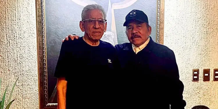 Humberto Ortega (izquierda), junto a su hermano el dictador de Nicaragua, Daniel Ortega.