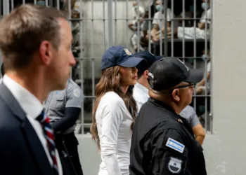 Secretaria de Seguridad Nacional de EEUU visita la megacárcel de El Salvador