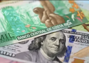 El colón costarricense cae a su mínimo histórico ante el dólar en 17 años
