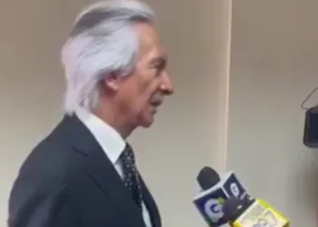 “Es una persecución irracional”, dice periodista guatemalteco tras la suspensión de audiencia judicial que lo mandaría a prisión de nuevo