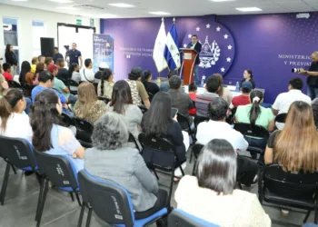 Primer grupo de trabajadores temporales salvadoreños del 2025 partirá hacia Canadá