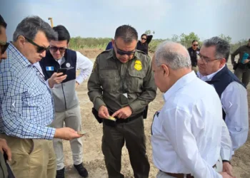 Canciller guatemalteco visita centro de detención de migrantes en Texas