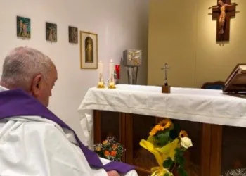 Papa Francisco reflexiona desde el hospital sobre la crisis de identidad de los jóvenes