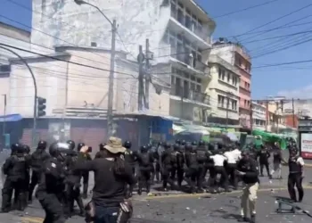 Policías guatemaltecos chocan con manifestantes anti seguro obligatorio para vehículos