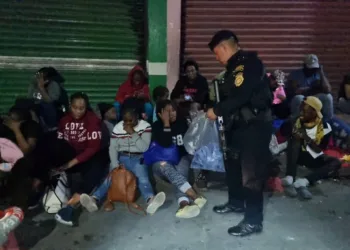 Policía de Guatemala captura a 2 presuntos coyotes que trasladaban 88 extranjeros sin documentos