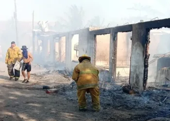 Incendio de gran magnitud arrasa con ranchos, hoteles y viviendas en playa del Pacífico en Guatemala