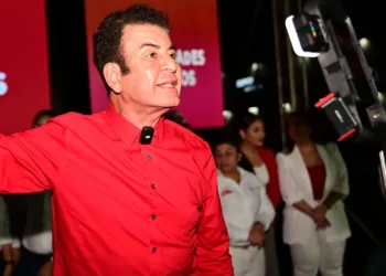 Nasralla acusa a su rival del Partido Liberal de intentar hacer fraude en las primarias hondureñas del domingo