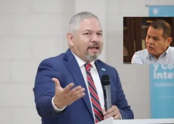 Cruce de acusaciones en X entre canciller de Honduras y el exjefe del Estado Mayor y prófugo
