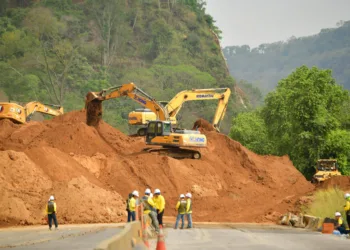 Deslizamiento de tierra bloquea por más de 24 horas paso por salida occidental de la capital salvadoreña