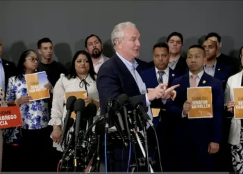 Salvadoreño deportado “por error” ya no está en el CECOT y está traumatizado, revela senador que lo visitó