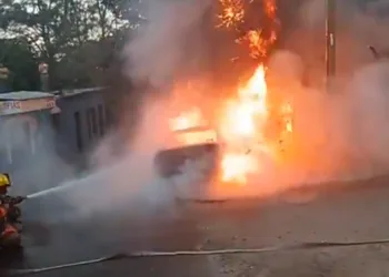 Macabro hallazgo: recuperan cadáver atado de manos y pies de vehículo incendiado en Tegucigalpa