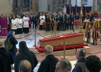 Miles de fieles se despiden del Papa Francisco en la Basílica de San Pedro