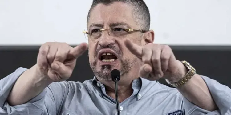 Presidente Chaves estalla contra todos los poderes del Estado en Costa Rica y amenaza con caos