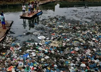 UE y expertos alertan sobre grave contaminación por microplásticos en lagos de Guatemala