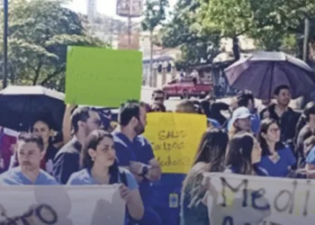 Conflicto entre médicos y autoridades de Salud mantiene paralizada la atención en hospitales públicos de Honduras