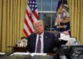 Trump pide a la Corte Suprema reactivar expulsiones de migrantes venezolanos a El Salvador