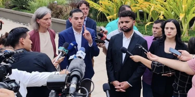 Congresistas demócratas llegan a El Salvador para exigir la liberación de migrante deportado por error