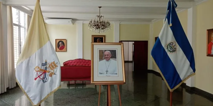 Gobierno de Bukele fue el último en sumarse a las muestras de condolencia pública por el Papa