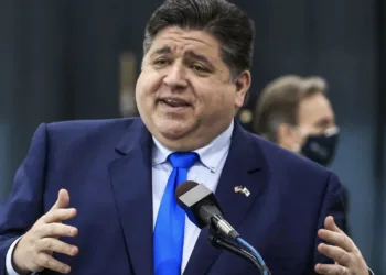 Illinois impone sanciones contra El Salvador por colaborar en deportación irregular de migrante
