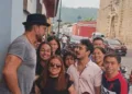 Ricardo Arjona vuelve a casa y sorprende en Antigua Guatemala: un encuentro, un guiño y quizá… ¿un nuevo proyecto?